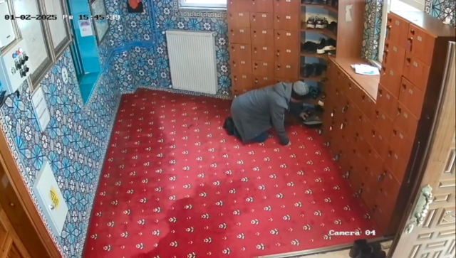 Stole shoes while pretending to pray in a mosque in Beyoğlu