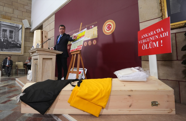 Osman Gökçek arrived at the TBMM with a coffin, body bags, and a shroud