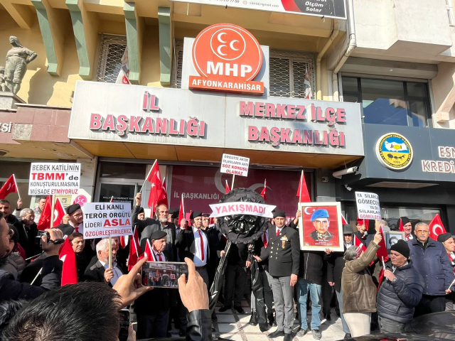 Martyr families left a black wreath with 'It was inappropriate' written on it in front of the MHP Provincial Presidency