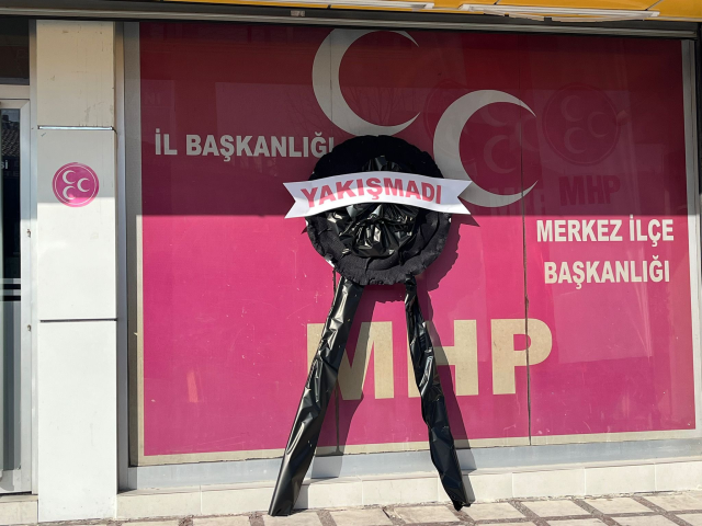 Martyr families left a black wreath with 'It was inappropriate' written on it in front of the MHP Provincial Presidency