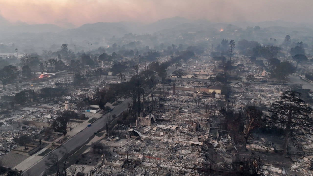 The firefighting team intervened in the flames in Los Angeles with a plastic bag