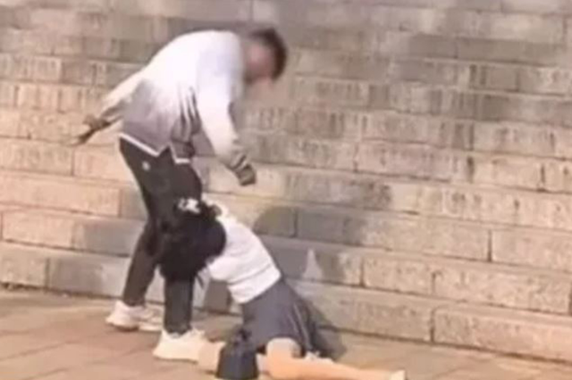 The cheating woman begged at her husband's feet in front of the courthouse to prevent the divorce