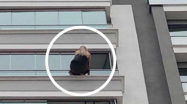 The woman lawyer in crisis on the balcony of the 12th floor shocked everyone