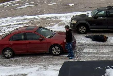 A dispute between a woman and a man in traffic turned into a fight