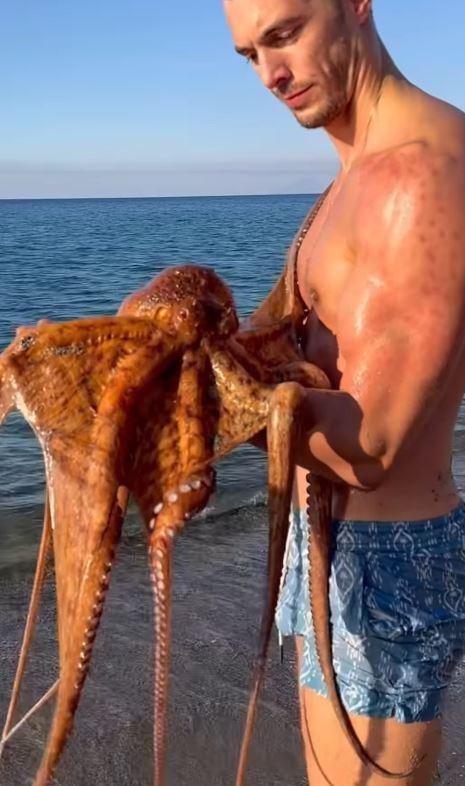 Famous model attacked by an octopus while swimming in the sea