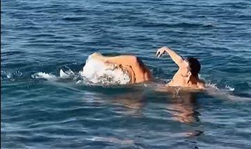 Famous model attacked by an octopus while swimming in the sea