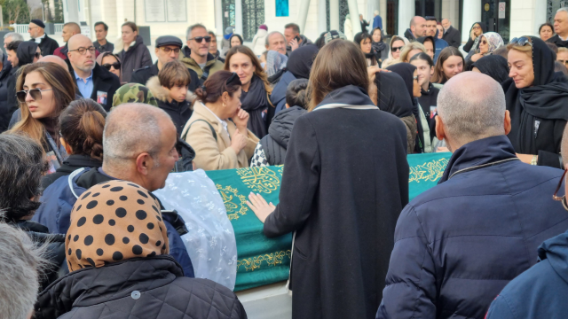 The father who survived by jumping out of the window bid farewell to his lost wife and children in tears