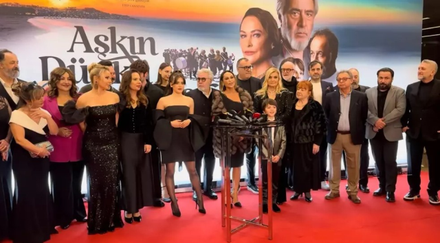 Made a splash at the premiere! Hülya Avşar did it again