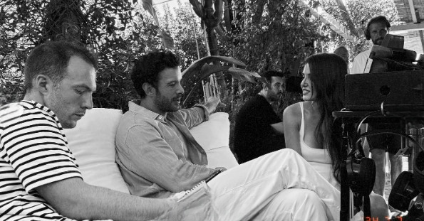 Behind-the-scenes photos from Hande Erçel's 'Rüzgara Bırak': A little bit of spoiler won't hurt