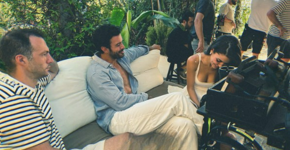 Behind-the-scenes photos from Hande Erçel's 'Rüzgara Bırak': A little bit of spoiler won't hurt