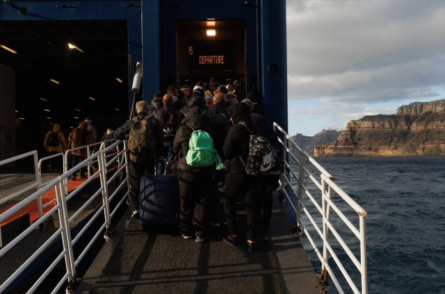 Official volcano warning for Santorini: Schools closed for another week