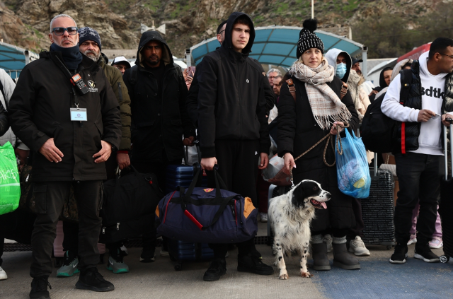 Official volcano warning for Santorini: Schools closed for another week