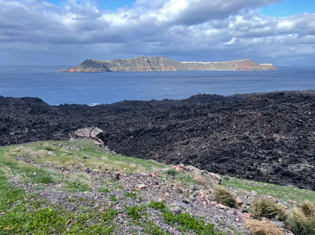 Official volcano warning for Santorini: Schools closed for another week