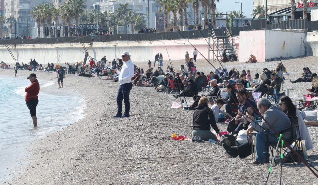 While heavy winter prevails all over Turkey, the beaches of Antalya were filled with crowds