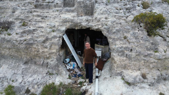 The man who has been living in a cave for 2 years since his house was destroyed in the earthquake: I am far from everyone and very peaceful