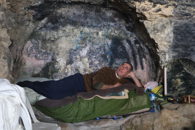 The man who has been living in a cave for 2 years since his house was destroyed in the earthquake: I am far from everyone and very peaceful