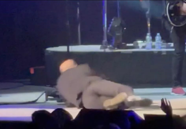 The famous singer fell to the ground after throwing the microphone to his fans on stage