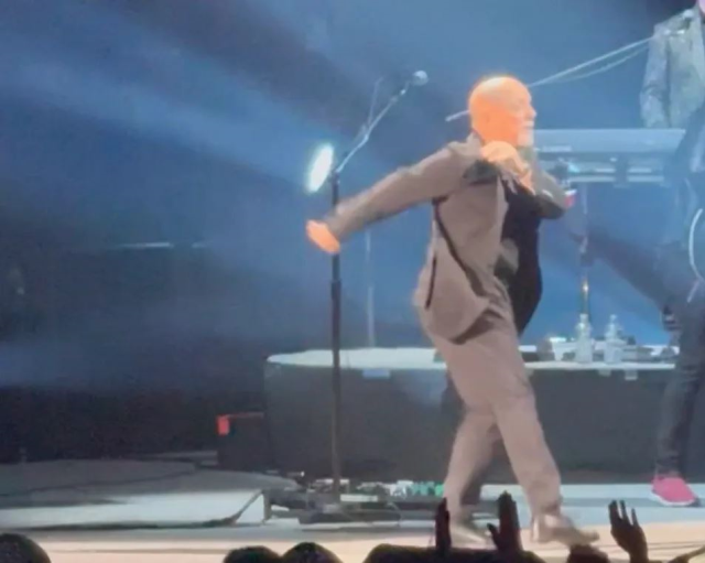 The famous singer fell to the ground after throwing the microphone to his fans on stage