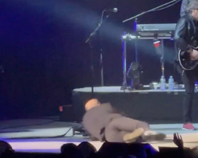 The famous singer fell to the ground after throwing the microphone to his fans on stage