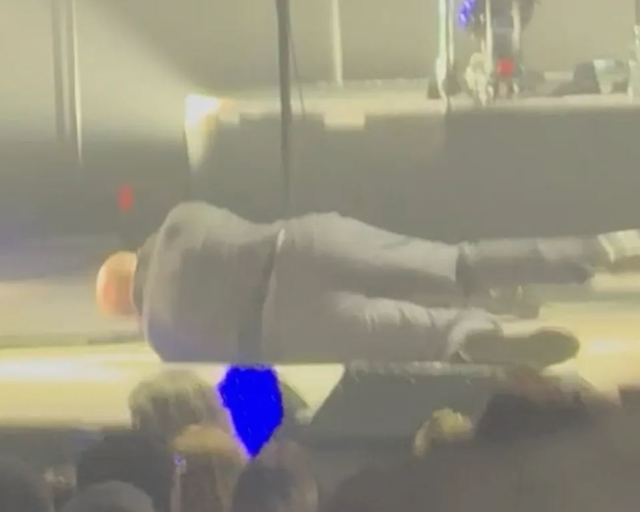 The famous singer fell to the ground after throwing the microphone to his fans on stage