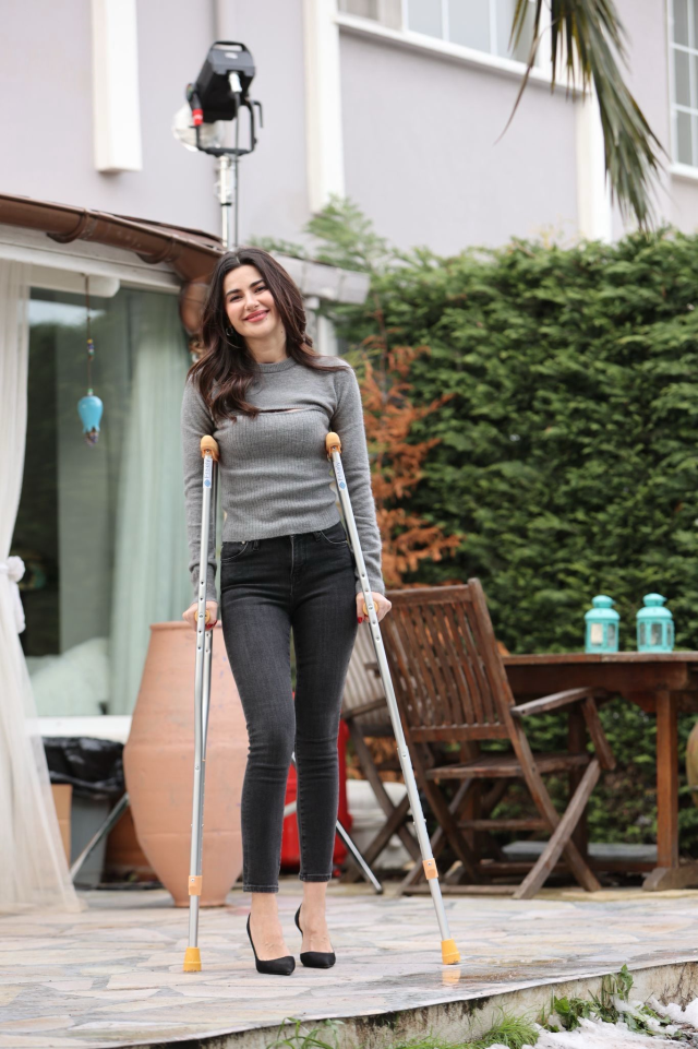 Nesrin Cevadzade was hospitalized! She returned to the set with crutches