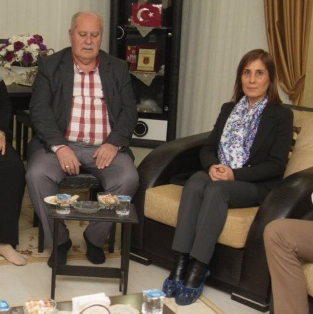 Seyhan Mayor Oya Tekin entered the martyr's house wearing overshoes