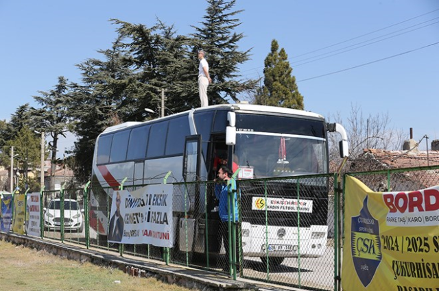 The method found by the suspended female head coach to watch the match surprised everyone