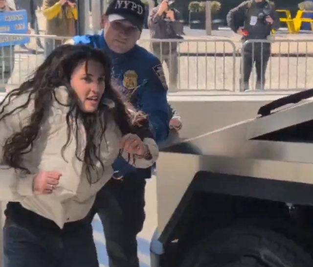 Protesters stormed Tesla, gunshots were heard in New York