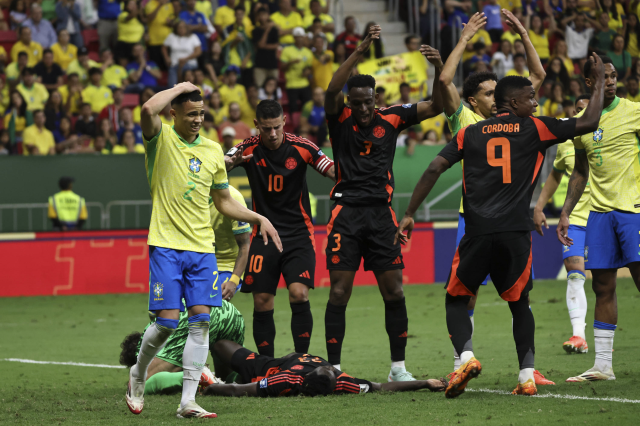 He went crazy when he saw the name that replaced him! Shock of Davinson Sanchez in the Brazil-Colombia match