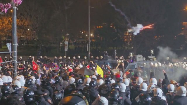 Protesters attacked the police in Saraçhane