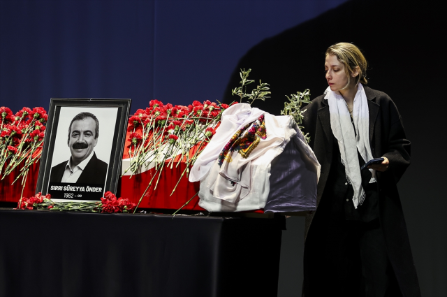 Sırrı Süreyya Önder's mother mourned over the coffin