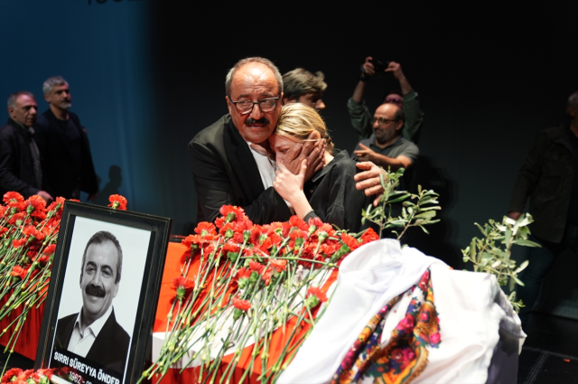 Sırrı Süreyya Önder's mother mourned over the coffin