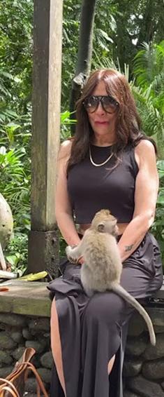Işın Karaca was surrounded by monkeys during her Bali vacation