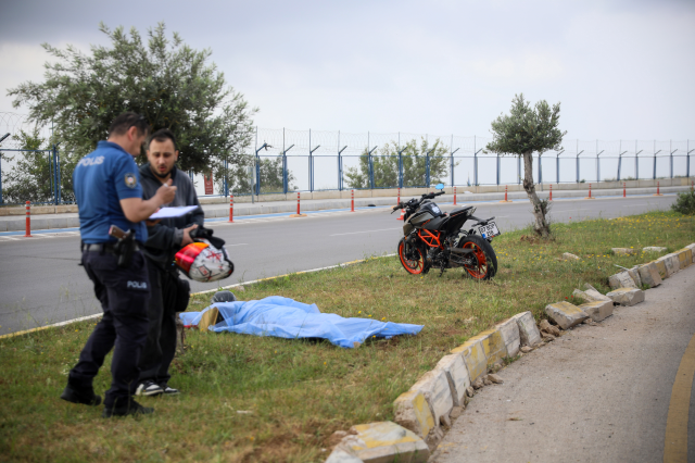 He waited like this by the side of his friend who lost his life in the accident