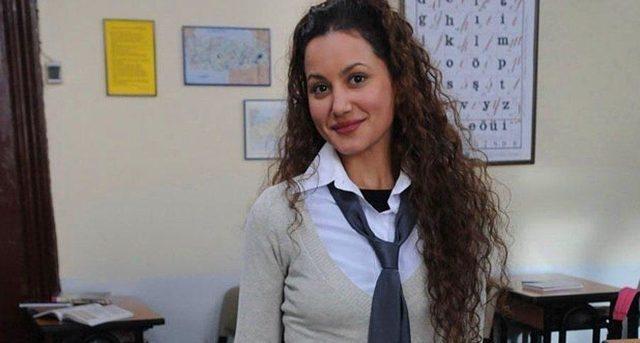 Yıldız Asyalı sat at the wedding table for the third time