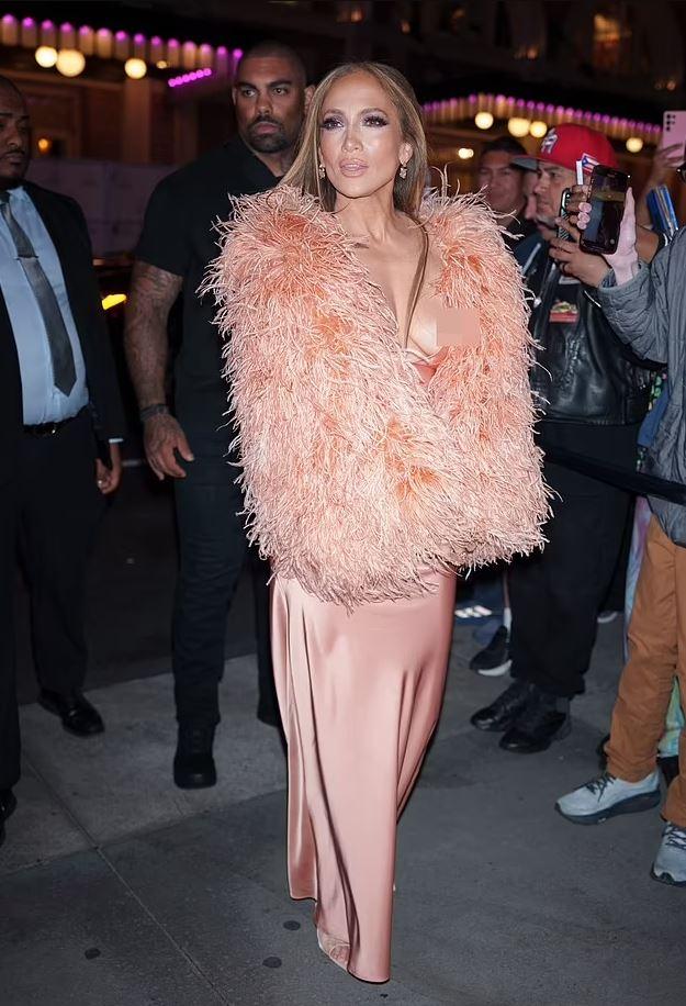 Jennifer Lopez had a wardrobe malfunction at the concert without a bra