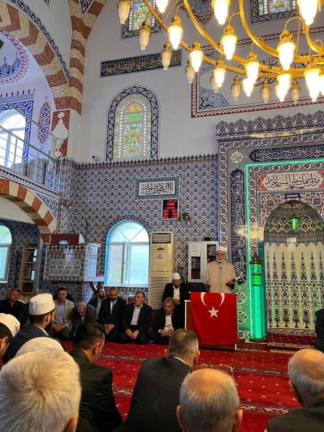 Family members passed under the Qur'an and the Turkish flag, ending a two-year feud