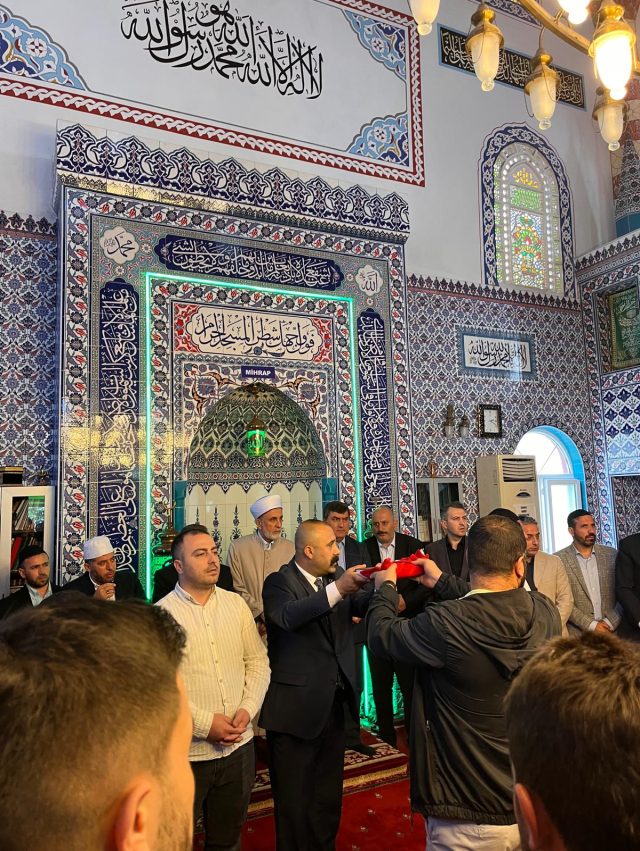 Family members passed under the Qur'an and the Turkish flag, ending a two-year feud