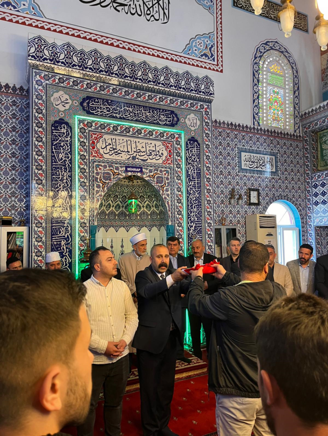 Family members passed under the Qur'an and the Turkish flag, ending a two-year feud