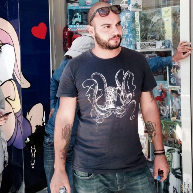 The mysterious death of the young cameraman, his friends found him hanging from the window