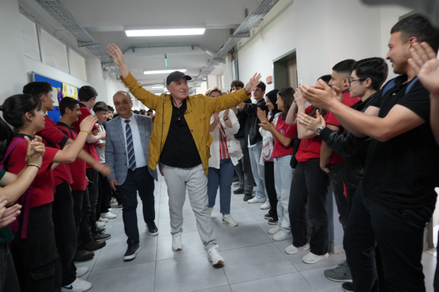 Emotional farewell to the teacher who retired after 45 years