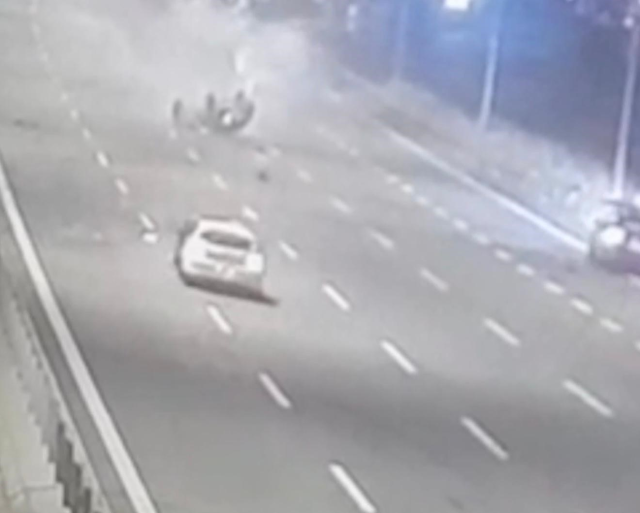 The small child was thrown onto the road from the rolling car: 5 injured