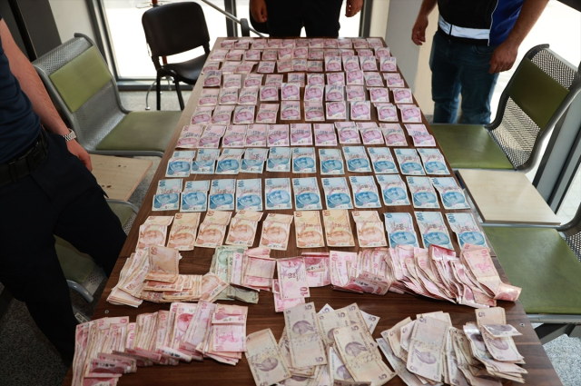 Four municipal police officers were able to count the money found on the beggar
