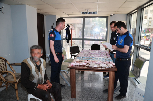 Four municipal police officers were able to count the money found on the beggar