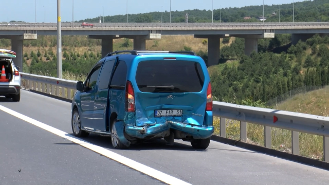 The vehicle reversing on the highway caused an accident; the injured child did not leave his mother's side for a moment.