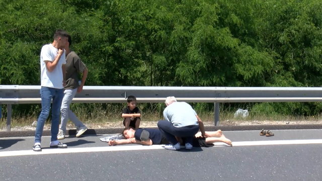 The vehicle reversing on the highway caused an accident; the injured child did not leave his mother's side for a moment.