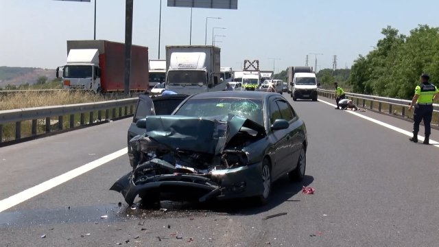 The vehicle reversing on the highway caused an accident; the injured child did not leave his mother's side for a moment.