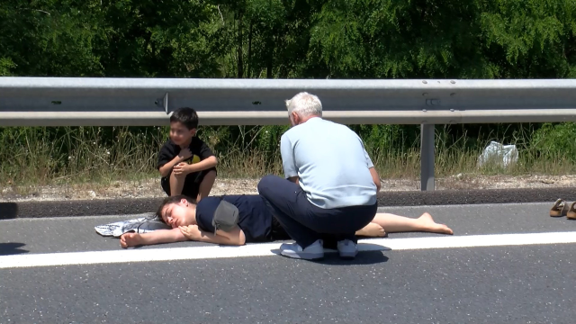 The vehicle reversing on the highway caused an accident; the injured child did not leave his mother's side for a moment.