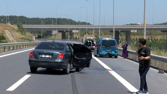The vehicle reversing on the highway caused an accident; the injured child did not leave his mother's side for a moment.