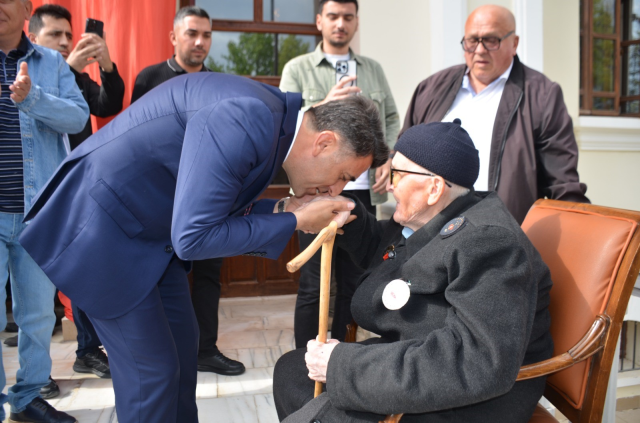 Bilecik Governor Şefik Aygöl cried, made others cry